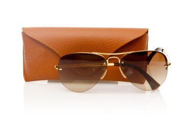 Beyaz üzerinde izole edilmiş zarif güneş gözlükleri.