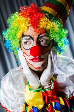 Stüdyoda komik bir palyaço.