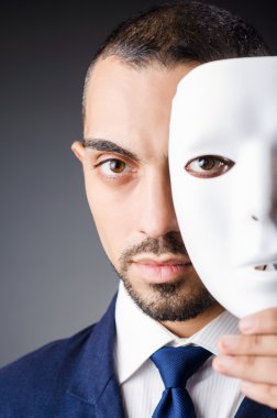 ikiyüzlülük kavramı maskeli adam