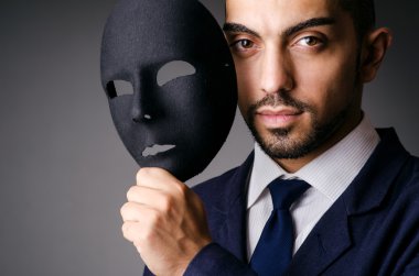 Studio siyah maskeli adam