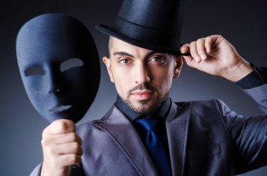 ikiyüzlülük kavramı maskeli adam