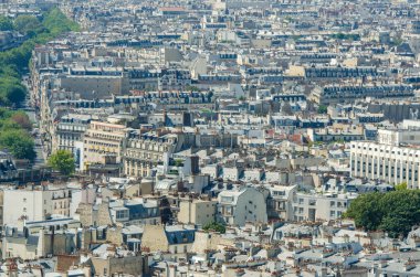 Parlak yaz gününde Paris 'in silüeti