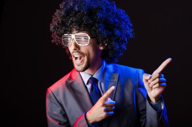 afro karanlık Studio'da kesme ile şarkıcı