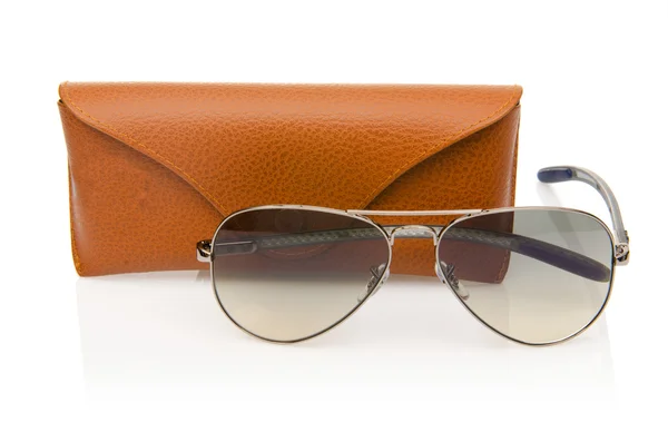 Óculos de sol elegantes isolados no branco — Fotografia de Stock