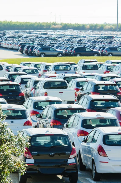 Toscane, Italië - 27 juni: nieuwe auto's geparkeerd op distributiecentrum — Stockfoto