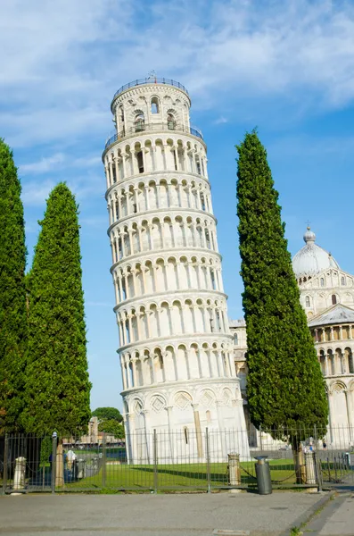 Famosa torre inclinada de Pisa durante el día de verano —  Fotos de Stock