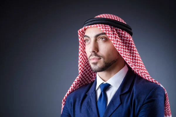 Arabische zakenman geïsoleerd in donkere kamer — Stockfoto