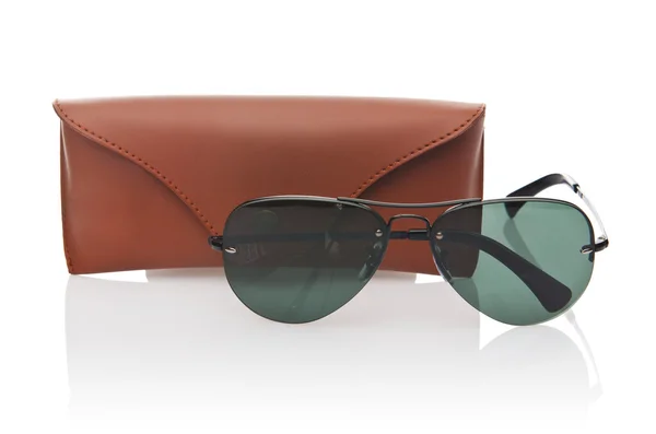 Eleganti occhiali da sole isolati sul bianco — Foto Stock
