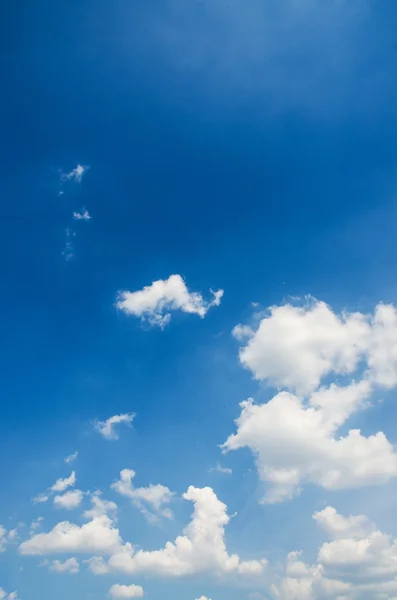 Облака ярко-голубого неба — стоковое фото