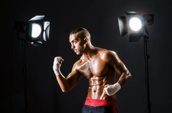 Boxer mit Studioleuchten im Sportkonzept — Stockfoto