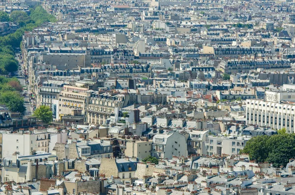 Парижское небо в яркий летний день — стоковое фото