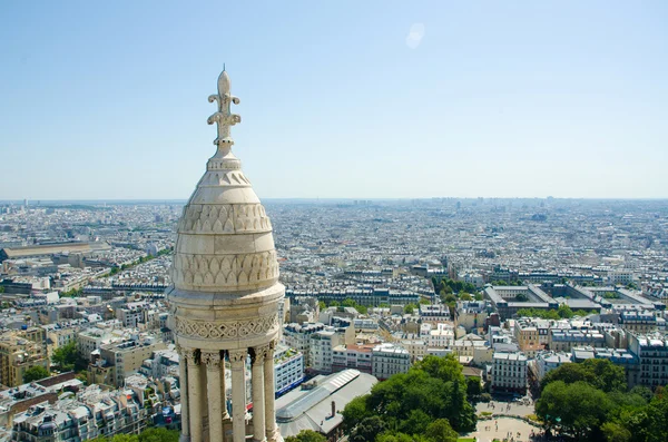 Skyline von Paris an einem strahlenden Sommertag — Stockfoto