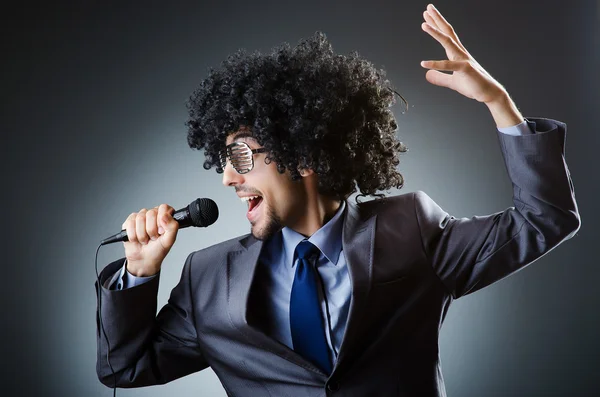 Man with afro haircut singing in studio — Stock Photo, Image