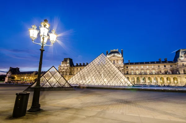 PARIS - AUGUST 18: Louvre museum at sunset on August 18, 2012 in — Stock Photo, Image