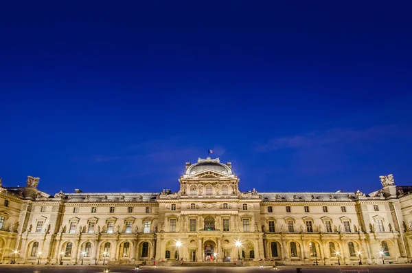 PARIS - 18 DE AGOSTO: Museu do Louvre ao pôr do sol em 18 de agosto de 2012 em — Fotografia de Stock