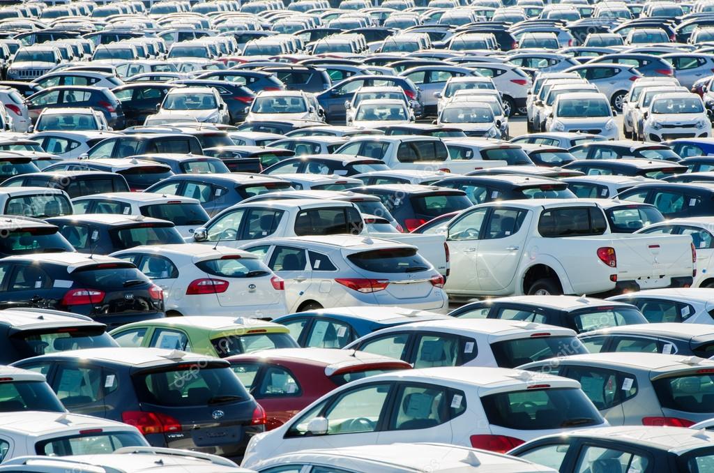 TOSCANA, ITALIA - 27 giugno: Auto nuove parcheggiate presso il centro di distribuzione