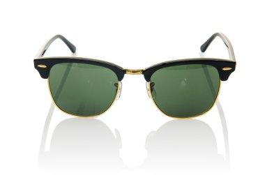 Beyaz üzerinde izole edilmiş zarif güneş gözlükleri.