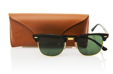 Beyaz üzerinde izole edilmiş zarif güneş gözlükleri.