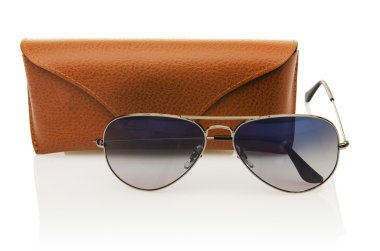 Beyaz üzerinde izole edilmiş zarif güneş gözlükleri.