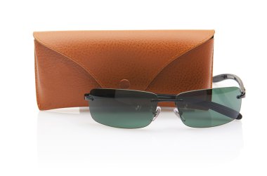 Beyaz üzerinde izole edilmiş zarif güneş gözlükleri.