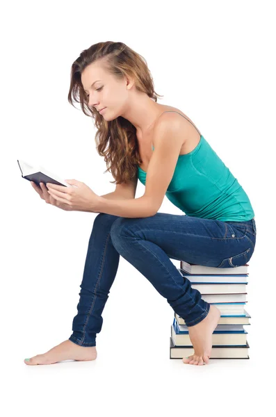 Étudiant assis sur une pile de livres — Photo