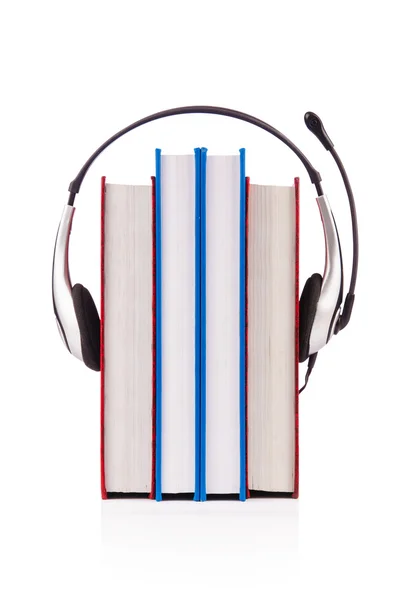 Concepto de audiolibros con auriculares en blanco — Foto de Stock