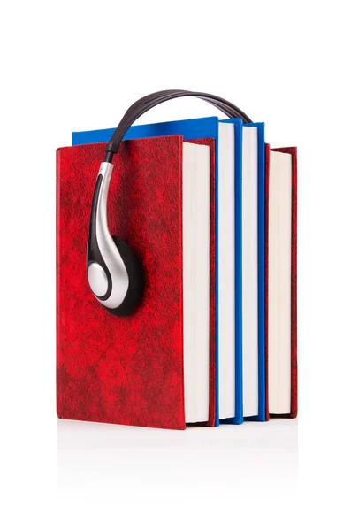 Concept van audio boeken met koptelefoon op wit — Stockfoto