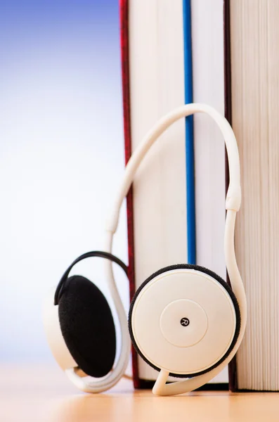 Käsite äänikirjoja kuulokkeet valkoinen — kuvapankkivalokuva