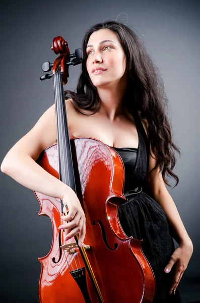 Žena violoncellistka vystupující s violoncellem — Stock fotografie