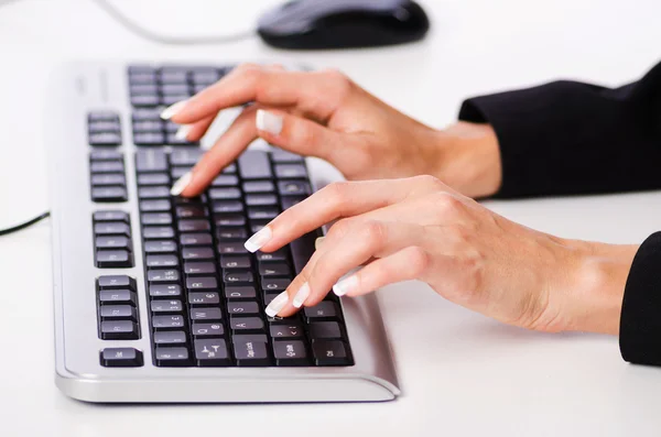 Manos trabajando en el teclado — Foto de Stock