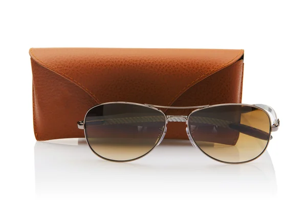 Elegantes gafas de sol aisladas en el blanco — Foto de Stock