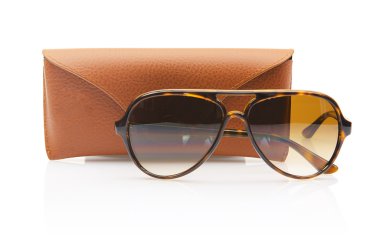 Beyaz üzerinde izole edilmiş zarif güneş gözlükleri.