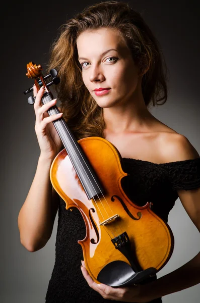 Mujer intérprete con violín en estudio — Foto de Stock