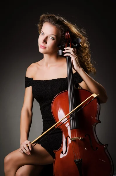 Wykonawca kobieta z wiolonczela w studio — Zdjęcie stockowe