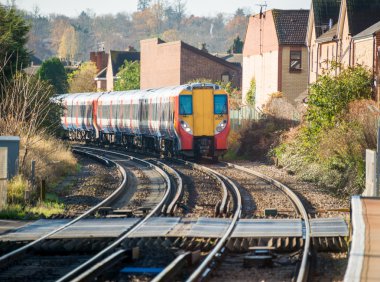 Aydınlık yaz günü yapılan demiryolu parça