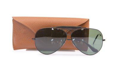 Beyaz üzerinde izole edilmiş zarif güneş gözlükleri.