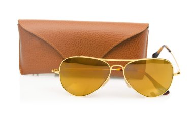 Beyaz üzerinde izole edilmiş zarif güneş gözlükleri.