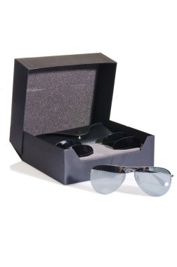 Beyaz üzerinde izole edilmiş zarif güneş gözlükleri.