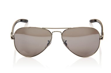 Beyaz üzerinde izole edilmiş zarif güneş gözlükleri.