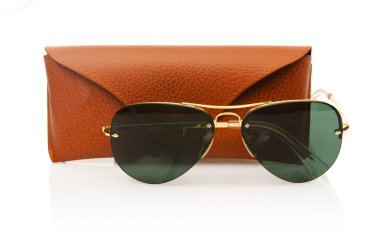 Beyaz üzerinde izole edilmiş zarif güneş gözlükleri.