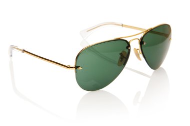 Beyaz üzerinde izole edilmiş zarif güneş gözlükleri.