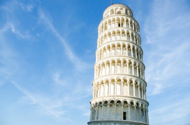 Yaz günü Pisa 'nın ünlü meyilli kulesi