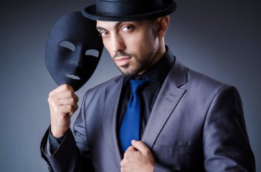 Studio siyah maskeli adam