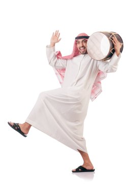 Arap adam beyaz izole drum oynama