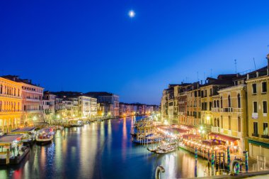 Venice, İtalya - 30 Haziran: rialto Bridge görünümü üzerinde 30 Haziran 201