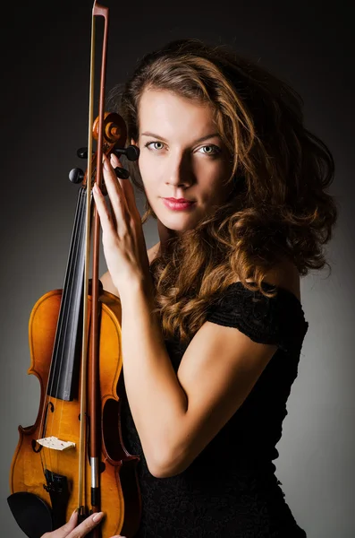 Donna interprete con violino in studio — Foto Stock