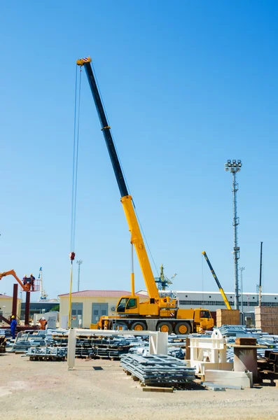 Gru da costruzione nella luminosa giornata estiva — Foto Stock