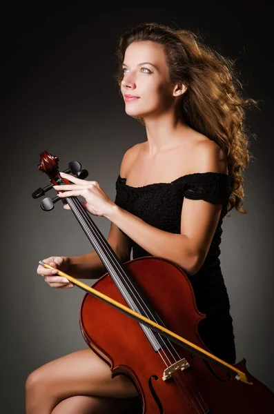 Vrouw performer met cello in studio — Stockfoto