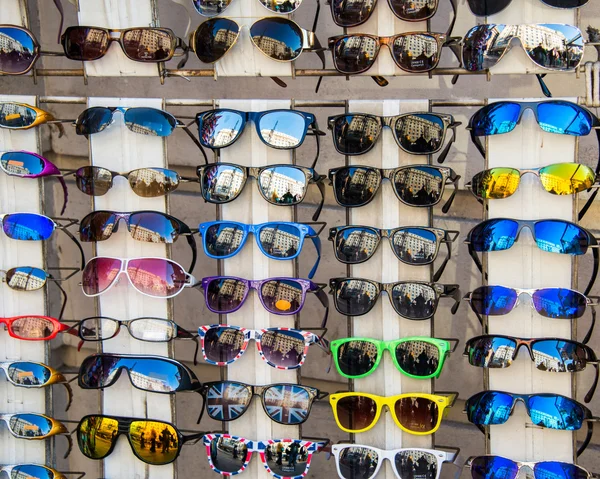 De nombreuses lunettes de soleil exposées dans la boutique — Photo