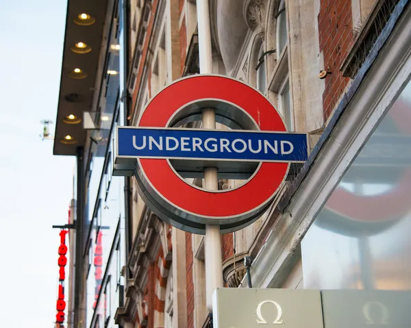 Símbolo subterrâneo de Londres na rua — Fotografia de Stock
